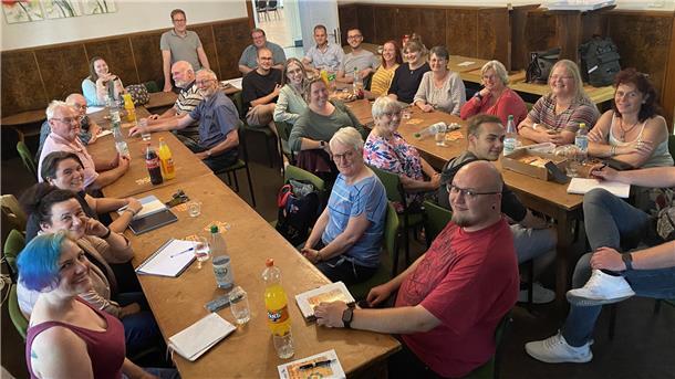Das erste Treffen für die geplante Musikrevue „Ein Festival der Liebe“ fand nun mit allen Akteuren im Kasino in FAH statt. Regisseur und Autor ist Philip Lüsebrink (stehend).