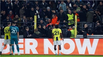 Das Europa-League-Spiel zwischen Anderlecht und Fenerbahçe wurde kurz nach Spielbeginn unterbrochen.