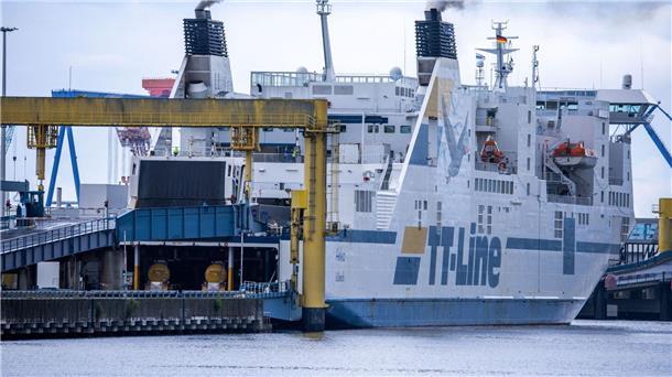 Reedereien sehen kaum Gefahr durch E-Autos auf ihren Fähren Das Fährschiff „Akka“ der Reederei TT-Line wird in Rostock für die Überfahrt ins schwedische Trelleborg beladen.