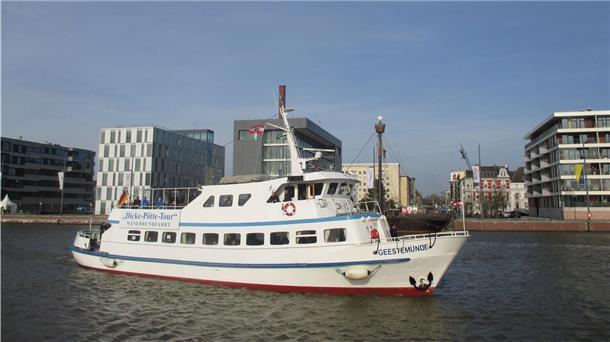 Die "Geestemünde" der Bremerhavener Weserfähre GmbH unternimmt nicht nur touristische Touren, sondern läuft auch zu Seebestattungen aus.