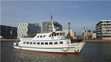Die "Geestemünde" der Bremerhavener Weserfähre GmbH unternimmt nicht nur touristische Touren, sondern läuft auch zu Seebestattungen aus.