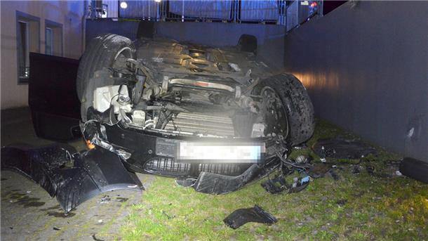 Das Fahrzeug blieb nach dem Unfall auf dem Dach liegen. Der Fahrer wurde nur leicht verletzt.