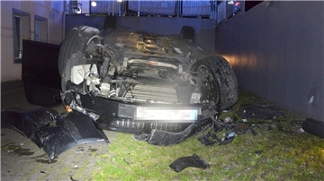 Das Fahrzeug blieb nach dem Unfall auf dem Dach liegen. Der Fahrer wurde nur leicht verletzt.