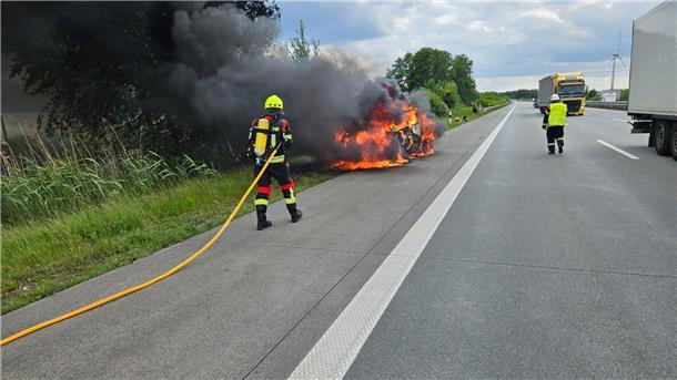 Der in Vollbrand stehende Pkw