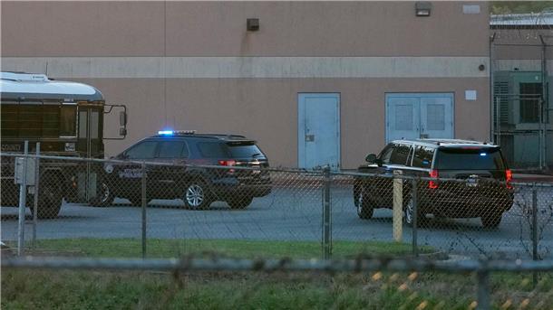 Das Fahrzeug (r) mit Donald Trump kommt am Gefängnis von Fulton County in Atlanta an.