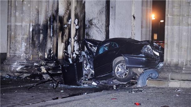 Das Fahrzeug wurde durch den Aufprall komplett zerstört. Der Fahrer war vermutlich sofort tot.