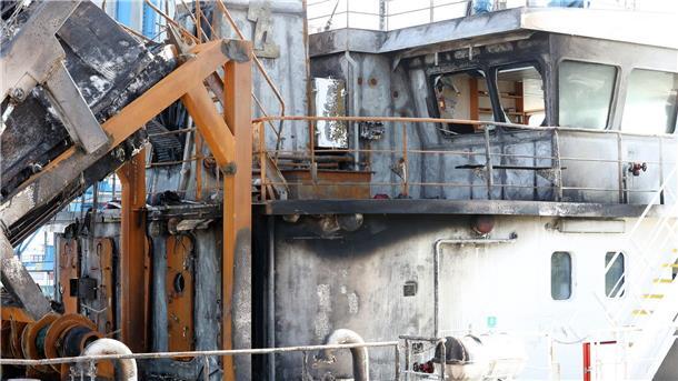 Großer Brandschaden auf Öltanker - Verpuffung an Bord? Das Feuer am Heck des Tankschiffes „Annika“ hat auch Teile des Schiffsaufbaus zerstört.