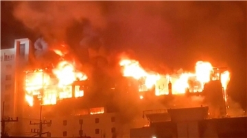 Das Feuer ist offenbar im ersten Stockwerk ausgebrochen und hat sich dann rasch ausgebreitet.