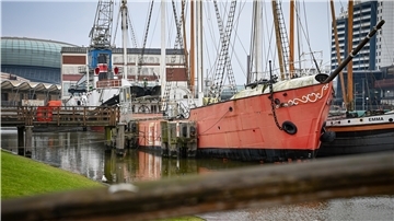 Das Feuerschiff „Elbe 3“ (vorne) und der Walfänger Rau IX (links hinten) sollen in diesem Jahr noch ins Dock.