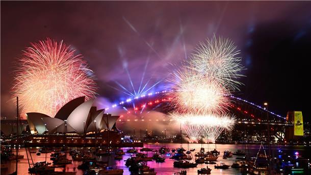 Trauben, Tiere und Trinkspiele: Silvesterbräuche weltweit Das Feuerwerk über dem Hafen von Sydney ist weltbekannt (Archivbild).