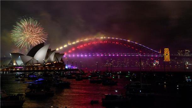 Das Feuerwerk um 21 Uhr bei den  Silvesterfeierlichkeiten in Sydney.