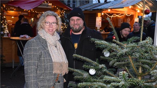 „Das Flair an der Kirche macht Weihnachtsmarkt aus“: Susanne Michaelis und Jan-Dirk Bornemann vom Organisationsteam der Werbegemeinschaft.
