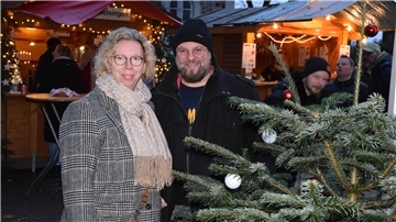 „Das Flair an der Kirche macht Weihnachtsmarkt aus“: Susanne Michaelis und Jan-Dirk Bornemann vom Organisationsteam der Werbegemeinschaft.