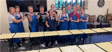 Das fleißige Kuchenteam sorgt dafür, dass die Besucher beim Backfest gut versorgt sind.