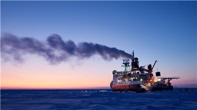 Das Forschungsschiff "Polarstern" in der Arktis treibt mit dem Eis zügig durchs Nordpolarmeer.