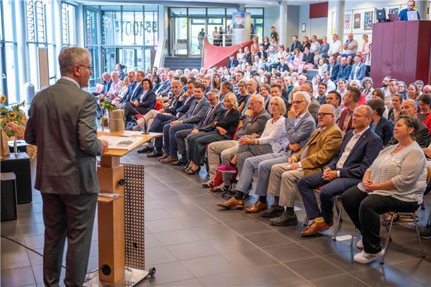 Das Forum des niedersächsischen Internatsgymnasiums ist voll, als der Festakt be...