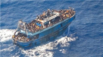 Das Foto der griechischen Küstenwache zeigt das überladene Fischerboot, das wenig später später vor Südgriechenland kenterte und sank.