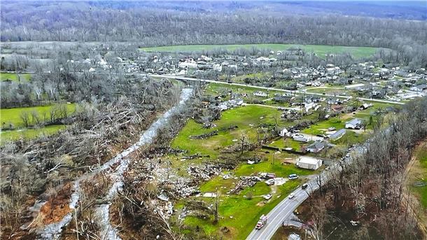 Tote und Verletzte nach Tornado in Missouri Das Foto der Polizei zeigt eine verwüstete Landschaft nahe des Orts Marble Hill in Missouri.