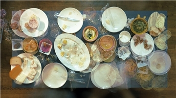 Kunstfoto aus der Luft. Das Foto ist eine für Matthias Langer typische Langzeitbelichtung. Aufgenommen wurde sie während einer Frankreichreise, auf der der Künstler von Freund:innen zum Essen eingeladen wurde. Das Bild wurde zur Ankündigung der "Kulinarischen Reise" ausgewählt. Es ist nicht Teil der aktuellen Ausstellung.