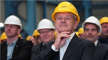 Das Foto zeigt Bundeskanzler Olaf Scholz bei der Meyer Werft.
