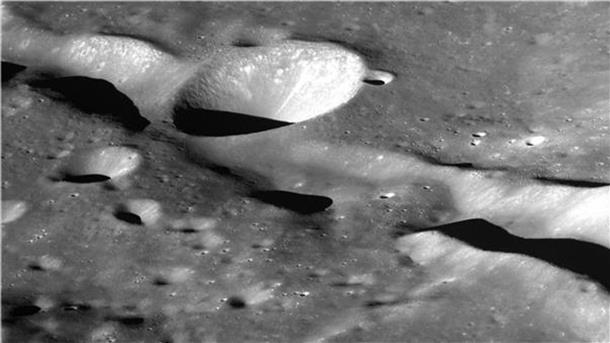 Südkoreanische Sonde schickt Bilder von Mond-Rückseite Das Foto zeigt den Krater Vallis Schrödinger, das Südkoreas erster Mondsonde Danuri mit seiner hochauflösenden Kamera aufgenommen hat.
