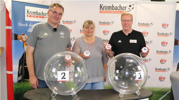Birgit Raum mit NFV-Pokalspielleiter Jörg Zellmer (links) und NFV-Pressesprecher Manfred Finger bei der Ziehung der nächsten Begegnungen im Krombacher Niedersachsenpokal.