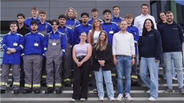 Das Foto zeigt die neuen Auszubildenden bei Steelwind sowie deren Ausbilder und den Personalleiter des Unternehmens.