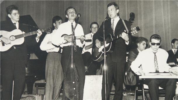 Das Bild zeigt die River Muskrat Skiffle Group zusammen auf der Bühne in neuer Besetzung.  