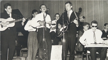 Das Bild zeigt die River Muskrat Skiffle Group zusammen auf der Bühne in neuer Besetzung.  