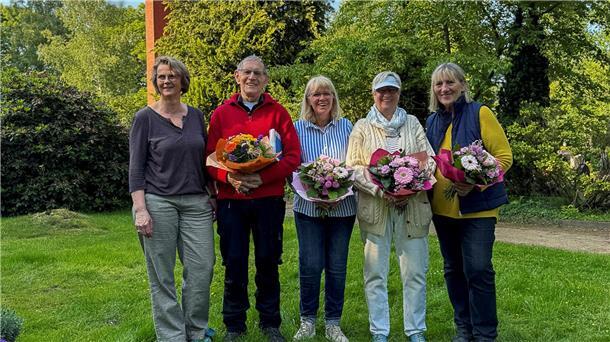 Das Foto zeigt die Teilnehmer am Tisch und auf dem Friedhof, sowie die von Bettina Szlagowski besonders Geehrten, Ulrich Wahl und den runden Geburtstag feiernden Damen Bärbel Techentin-Bohn, Antoinette Beesten und Heinke Schmidt.