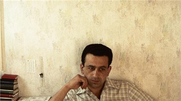 Das Foto zeigt einen türkischen Arbeitsmigranten in seiner ersten Wohnung 1963.
