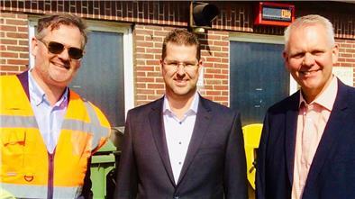 Das Foto zeigt Glencore-Geschäftsführer Thomas Hüser; Julian Fenkohl (CDU), stellvertretender Bürgermeister der Stadt Nordenham und Björn Thümler.