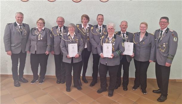 Das Foto zeigt (von links) den stellvertretenden Präsident Torben Butt, Nicole Wintjen,Christoph Stelling, Claudia Bilkau, Janny van der Plaats, Wilco van der Plaats, Susanne Wintjen, Holger Schulz, Ilona Mangels und Barchels Schützenpräsident Volker Blank.