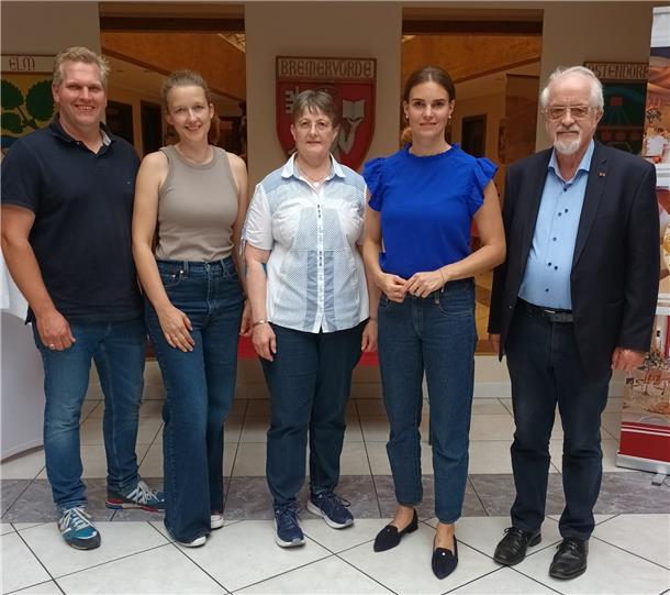Das Foto zeigt (von links) Jan Schnakenberg, Anne Schnakenberg, Anja Maitza-Behling, Vanessa Zobel, MdB und Albert Rathjen. 