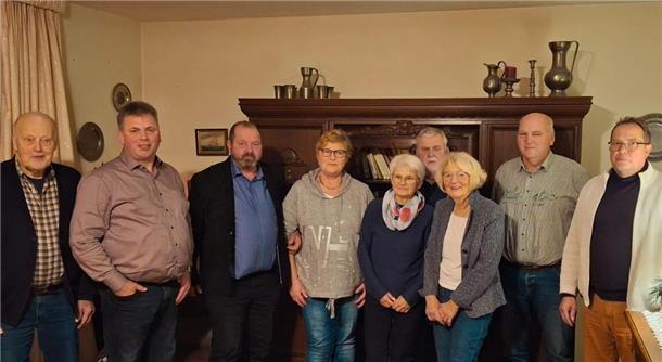 Der Vorstand des CDU-Gemeindeverbandes Stadland steht  vor einer Vitrine.