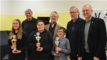 Das Foto zeigt vorne (von links) die Preisträger Ylvi Herffs (Klavier), Thomas Tsachouridis und Lukas Seewald (beide Schlagzeug). Hintere Reihe: Joe Ott (Klavierlehrer), Udo Janoske (Musikschulleiter), Christian Pfeifer (Schlagzeuglehrer) und Bürgermeister Detlef Wellbrock.
