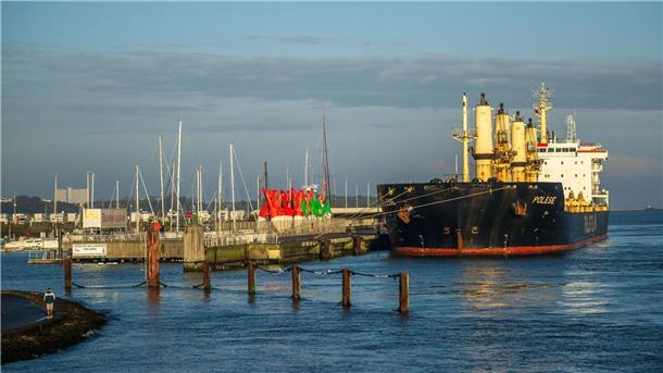 Bundesstelle ermittelt nach Frachter-Kollision Das Frachtschiff „Polesie“ liegt im Hafen.