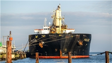 Ermittler suchen nach Ursache für Frachter-Unfall Das Frachtschiff „Polesie“ liegt im Hafen.