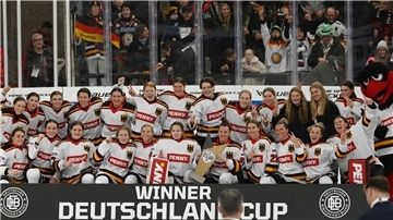 Das Frauen-Nationalteam feiert erneut den Sieg beim Deutschland Cup