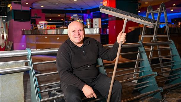 Neues Center: An Heiligabend kommt die Bowling-Bescherung Ein Mann mit einem Besen.