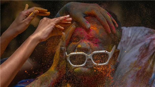 Farbe, Cannabis und schlagende Frauen: Indien feiert Holi Das Frühlingsfest Holi wird mit viel Farbe gefeiert.