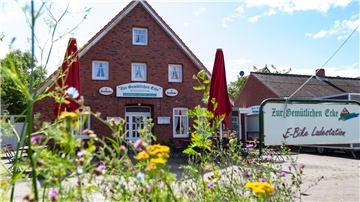 Das Gasthaus „Zur Gemütlichen Ecke“ in Spieka-Neufeld liegt am Weserradweg. Aktuell ist der reguläre Betrieb auf Biergarten-Gastronomie mit Selbstbedienung beschränkt.