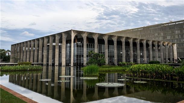 Das Gebäude des Außenministeriums in Brasilia von dem deutschstämmigen Architekten Oscar Niemeyer (1907-2012).