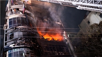 Das Gebäude in Dhaka wurde durch das sich schnell ausbreitende Feuer für viele Einkäufer und Restaurantgäste zur Todesfalle.