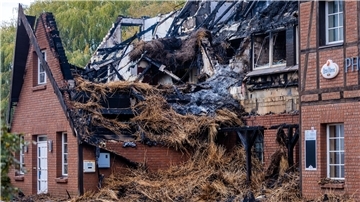 Das Gebäude in Groß Strömkendorf, in dem Flüchtlinge aus der Ukraine untergebracht waren, ist in der Nacht vom 19. zum 20.10.2022 komplett abgebrannt.