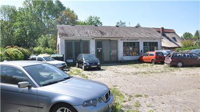 Das Gelände der ehemaligen Tankstelle in Sandstedt: Inzwischen stehen nur noch zwei Autos dort.