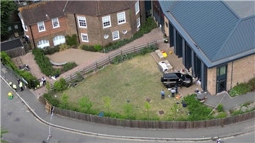 Das Gelände der Londoner Grundschule, nachdem ein Auto in das Gebäude gekracht ist.