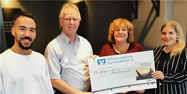 Das Geld überreichte Vorstandsmitglied Hilko Schütte (Zweiter von links) jetzt an die Vereinsvertreter Daniel El-Khatib, Sabine de Reese (Dritte von links) und Tina Dujesiefken.