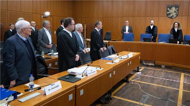 Das Gericht trennt das Verfahren gegen einen der Angeklagten ab.