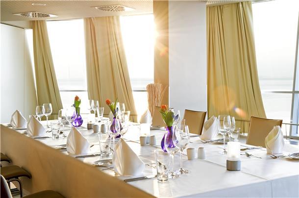 Traumhaft feiern: Die schönsten Hochzeitslocations in Bremerhaven und umzu Das gesamte Hochzeitsambiente im Sail City Hotel zeichnet sich durch moderne Eleganz aus.